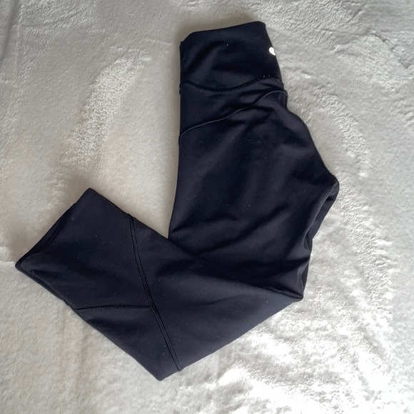 Size 4 Lulu Lemon Capris - Picture 3 of 4